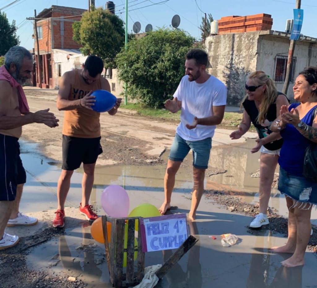 Un bache en una calle del barrio El Carmen ya “sopló” cuatro velitas