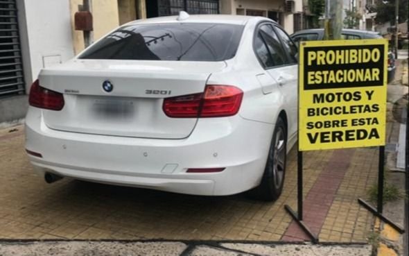 El "estacioná donde quieras", sin freno en La Plata