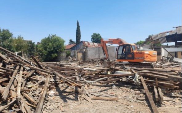 La Comuna tiró abajo los talleres del ex Chaparral de Bernal