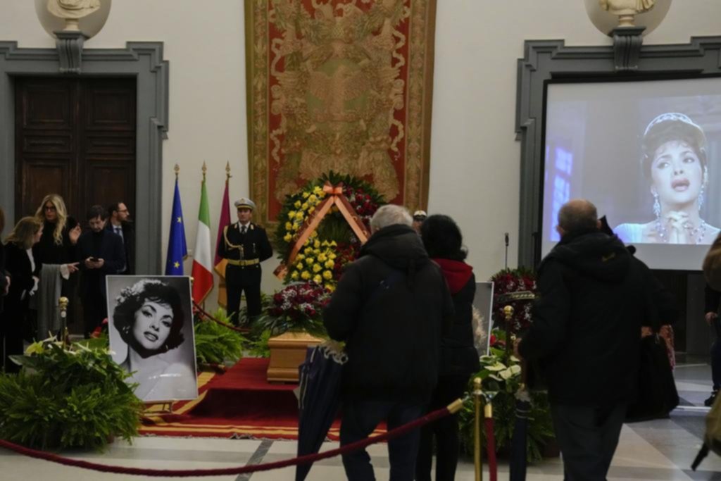 Entre flores y fotografías le dan el último adiós a la estrella Gina Lollobrigida
