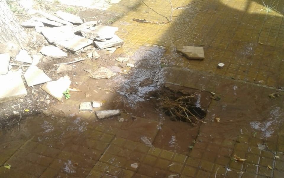 Vecinos de 4  y 32 muestran preocupación por una pérdida de agua 