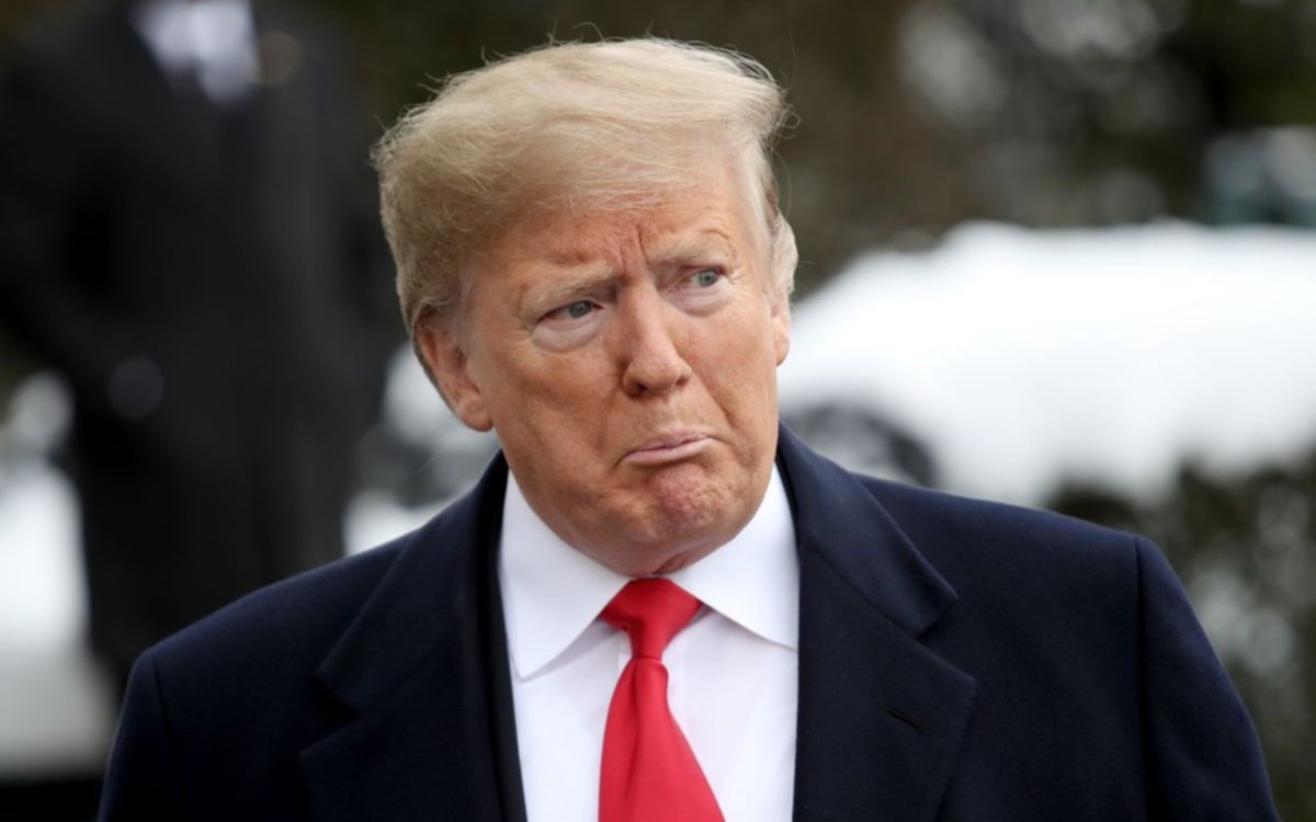 Acusado de violación, Trump confundió en una foto a la supuesta víctima con una exesposa