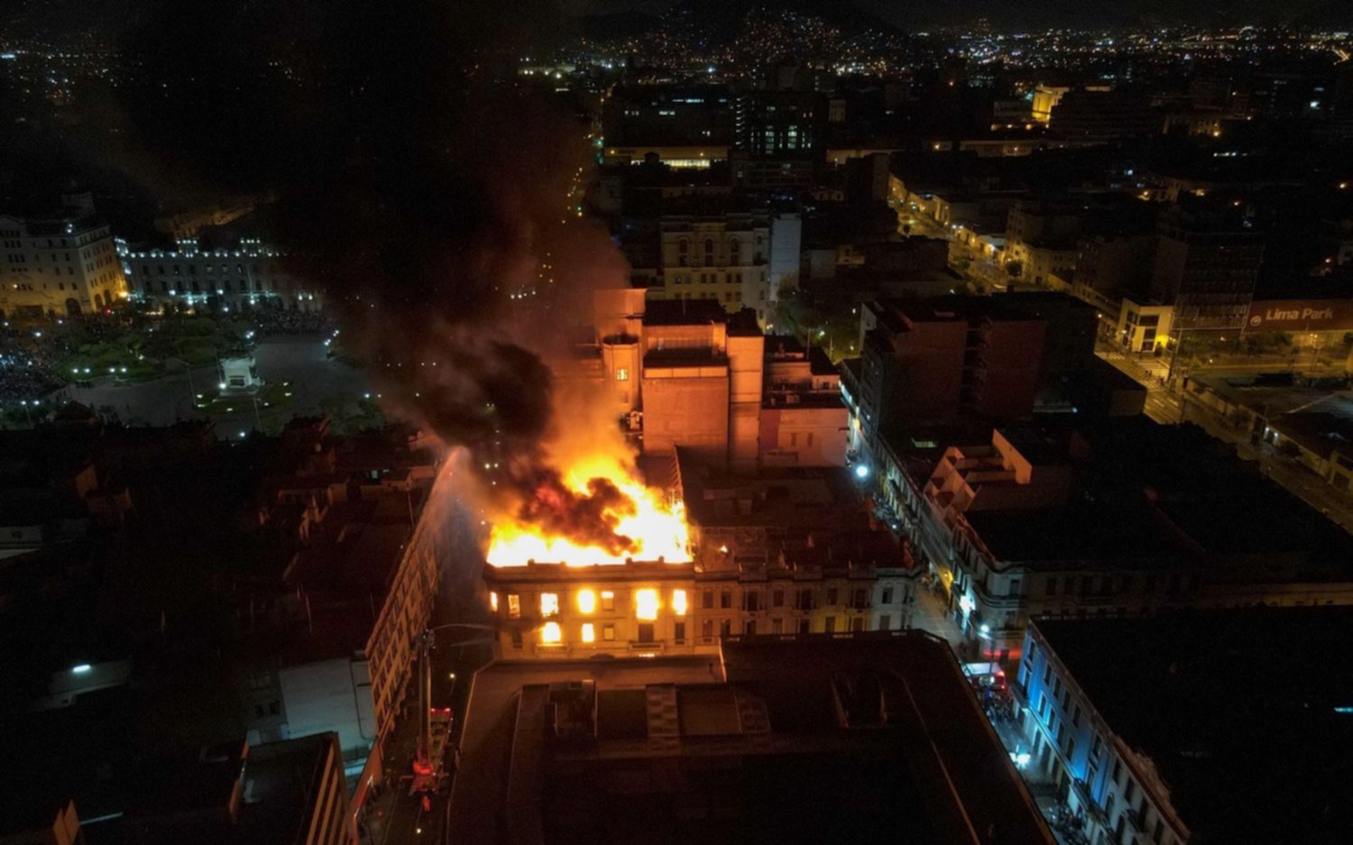 Arde Perú: incendian un histórico edificio en el centro de Lima y crece la tensión