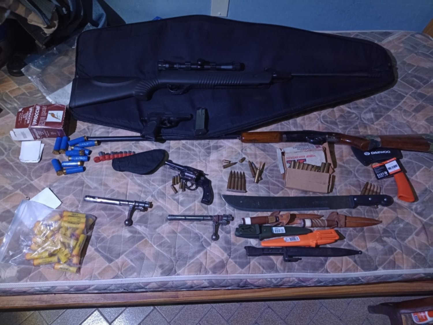 Padre e hijo a los tiros en La Plata: uno terminó herido y encima les secuestran un "arsenal"