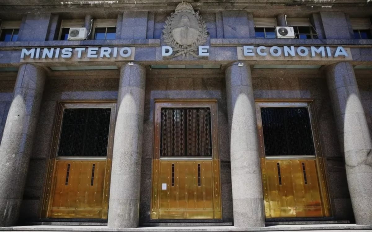 Sospechas por la compra récord de bonos antes del anuncio: la oposición pide explicaciones