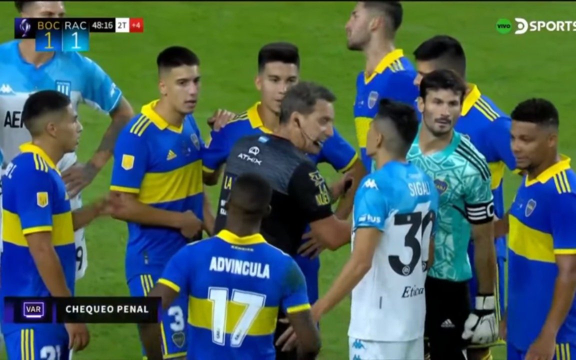 ¿Era penal? La polémica decisión de Rapallini en el final de Boca - Racing