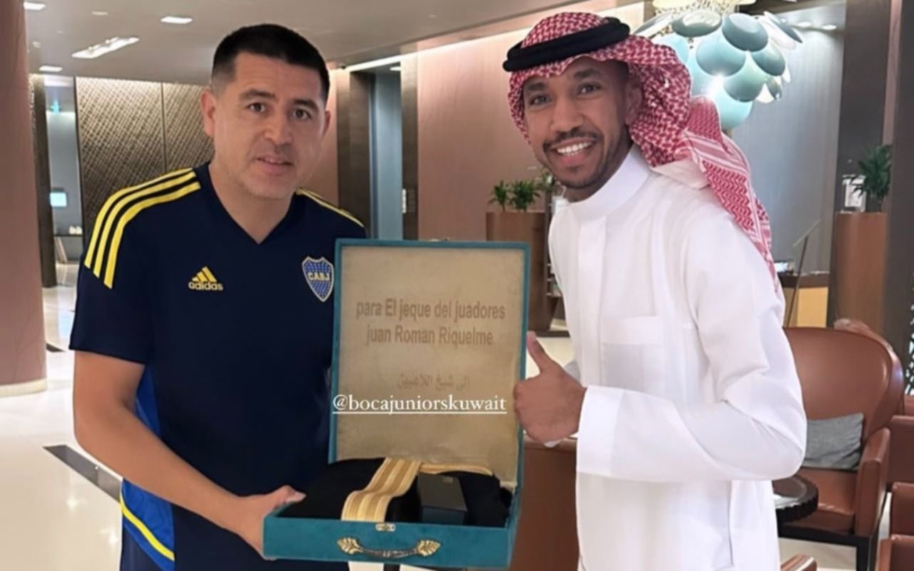 ¡Como la de Messi! El particular regalo que le hicieron a Juan Román Riquelme en Abu Dhabi