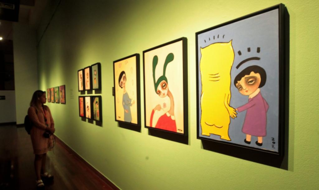 Mon Laferte muestra su faceta de pintora y poeta en una gran exposición