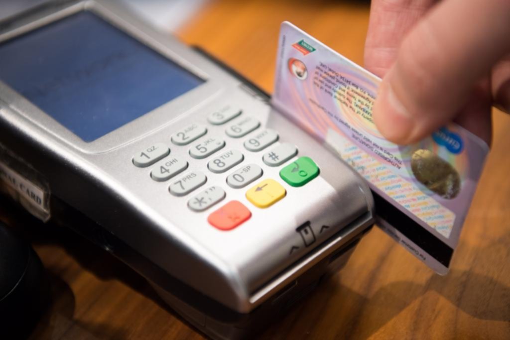 Cómo evitar el pago de intereses altos al financiar los saldos deudores de las tarjetas de crédito