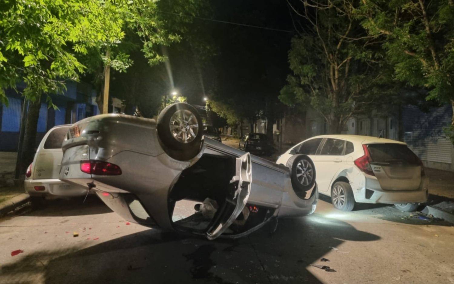 Vuelco en 65 y 28: un auto terminó entre otros dos vehículos estacionados y el conductor salió ileso