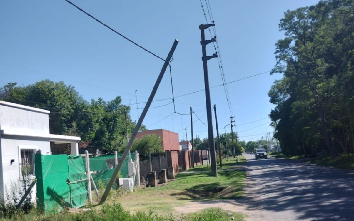 En Lisandro Olmos reclaman postes de luz caídos e inactividad por parte de las autoridades