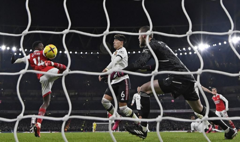 Arsenal le ganó al United y sigue como único líder