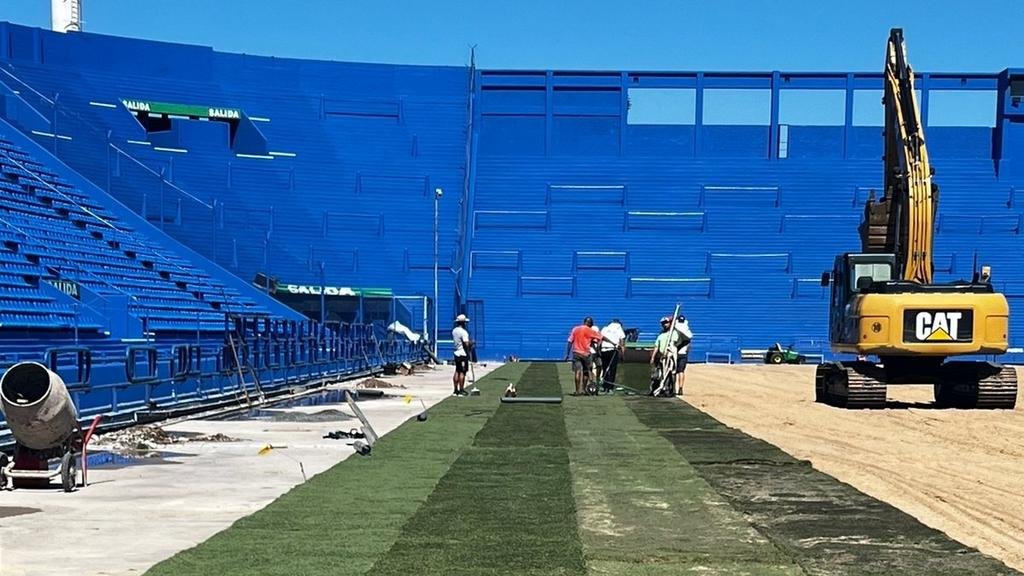 A días del debut, Vélez recién comenzó a poner el césped híbrido en el campo