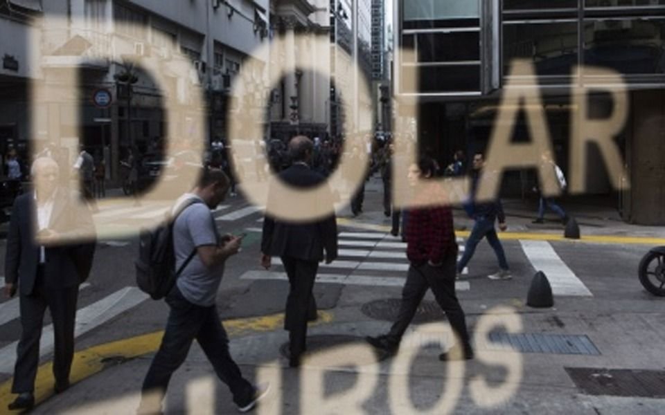 El dólar blue arrancó la semana en alza: a cuánto cerró el lunes