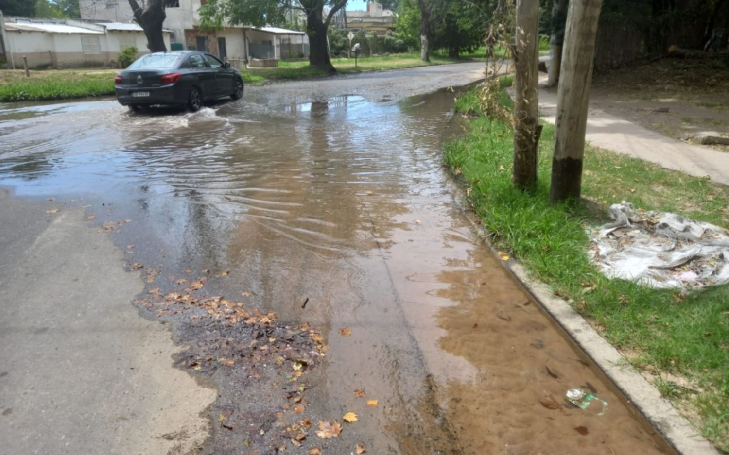 Una pérdida de agua a metros de una escuela