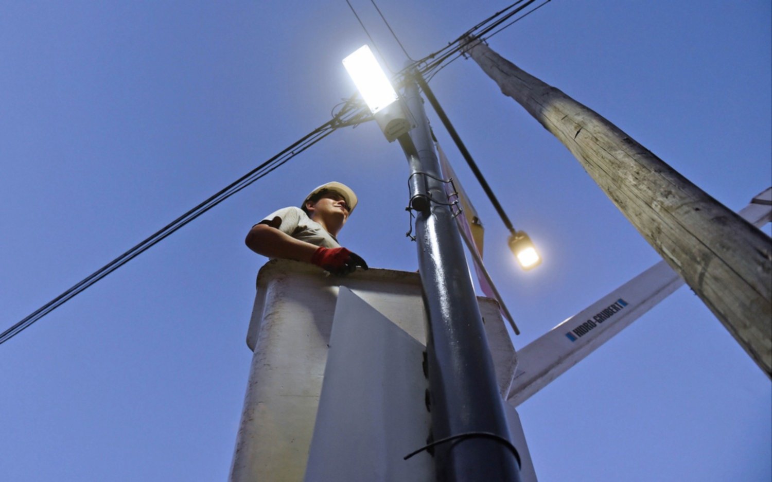 Renuevan alumbrado público en La Plata con la colocación de 10 mil luminarias LED