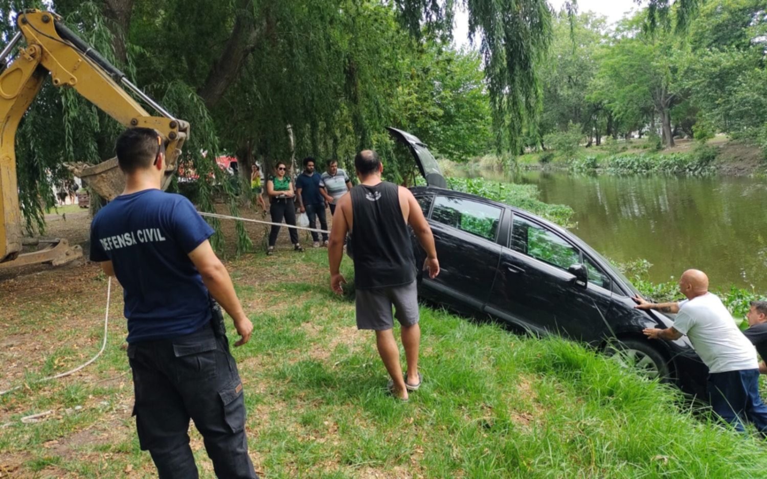 Berisso: un auto terminó hundido en el Canal Génova