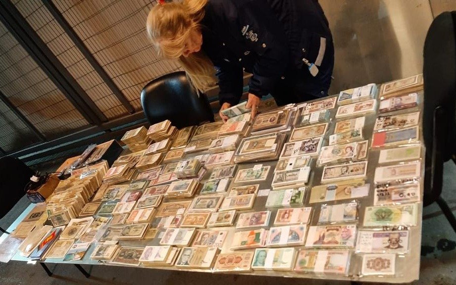 "Con el peso de la ley": incautan contrabando de billetes y monedas, algunos de la Segunda Guerra