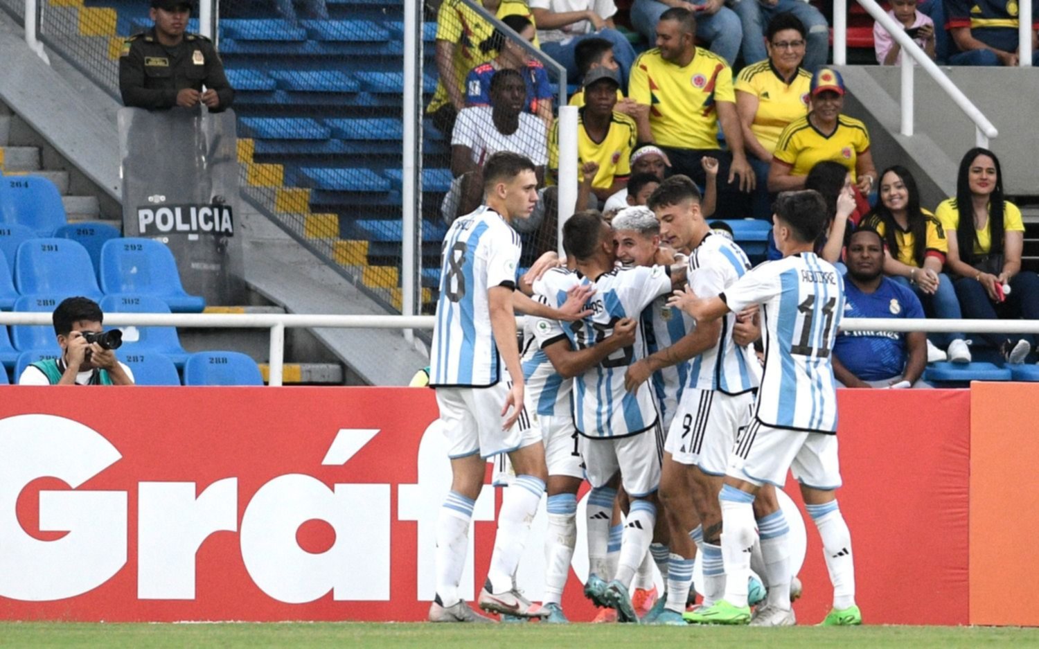 Argentina venció a Perú y sigue con vida en el grupo A