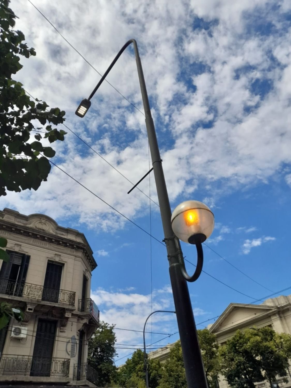 A oscuras en pleno centro: reclaman que no funcionan las luminarias públicas