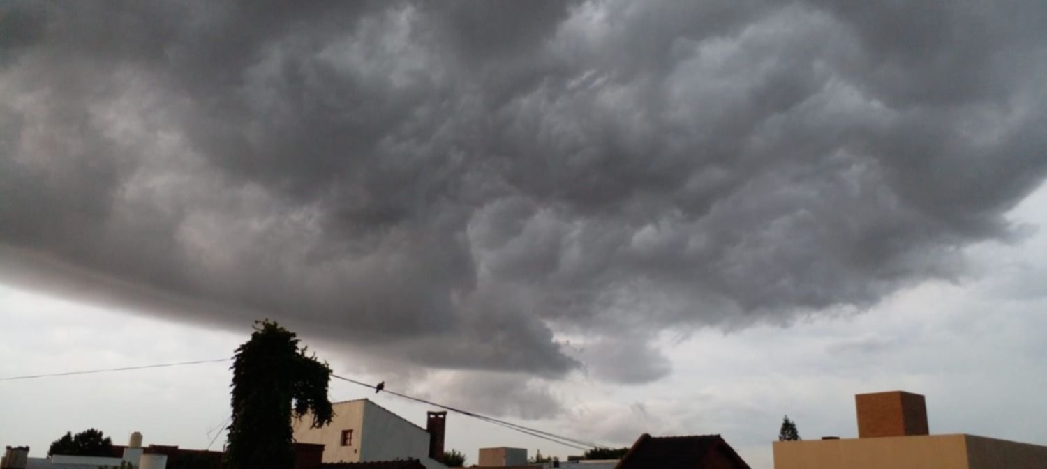 Tras la lluvia, ráfagas, truenos y relámpagos en La Plata, cesó el alerta amarillo