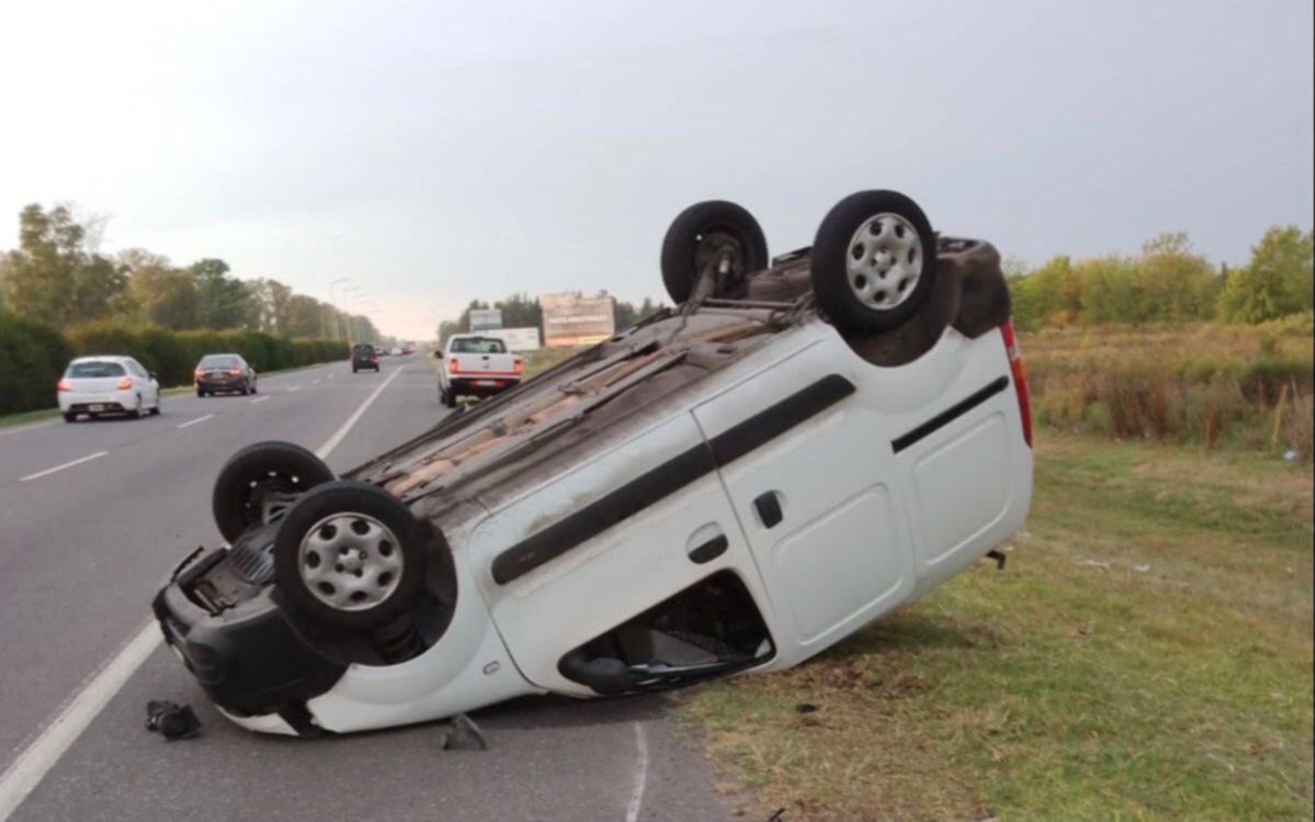 Un auto volcó en Ruta 2: uno de los ocupantes sufrió varios traumatismos y fue hospitalizado