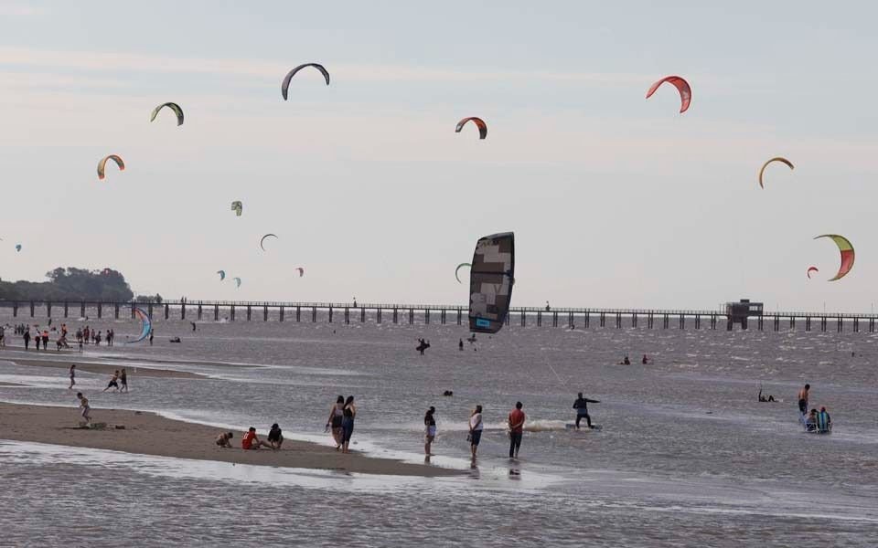 El Río de la Plata en alerta naranja por cianobacterias: los riesgos con el agua