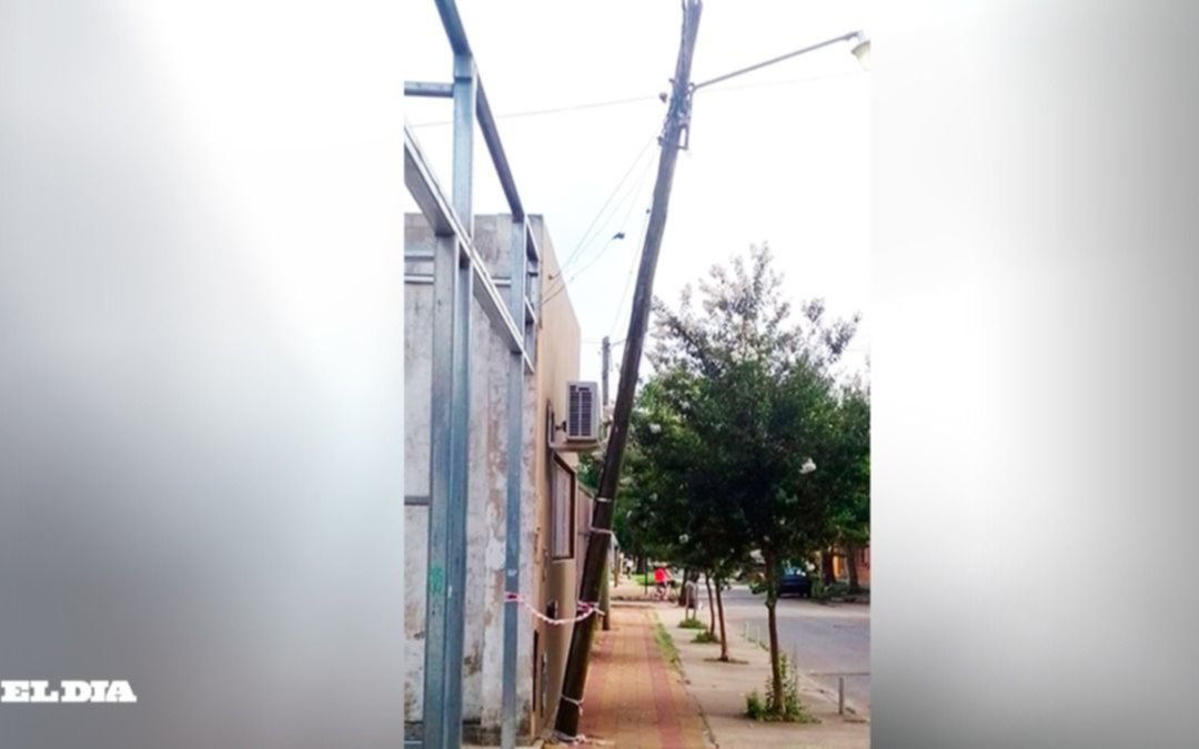 Vecinos de un barrio platense temen por la caída de un poste de luz