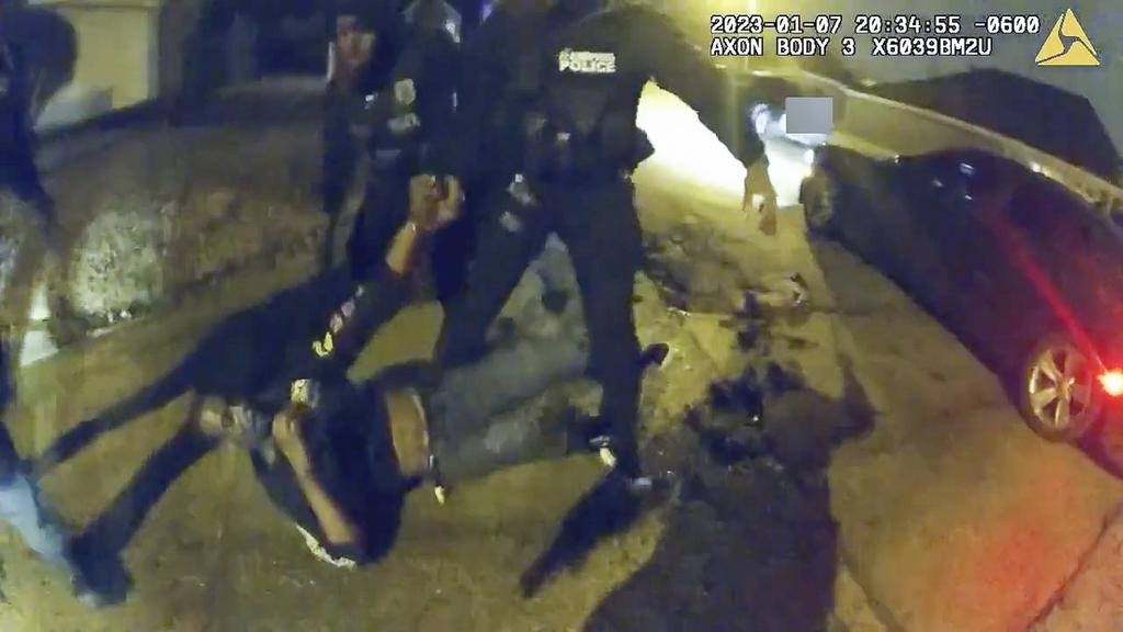 La policía de EE UU en la mira por otra golpiza y muerte de un joven negro
