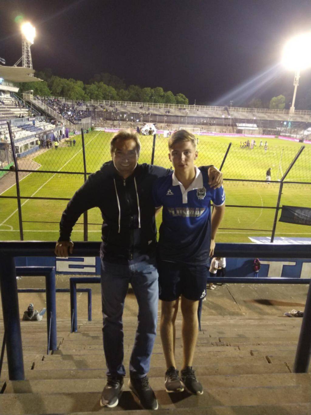 En el nombre del padre, del hijo y de una casaca blanca con la franja azul en el pecho
