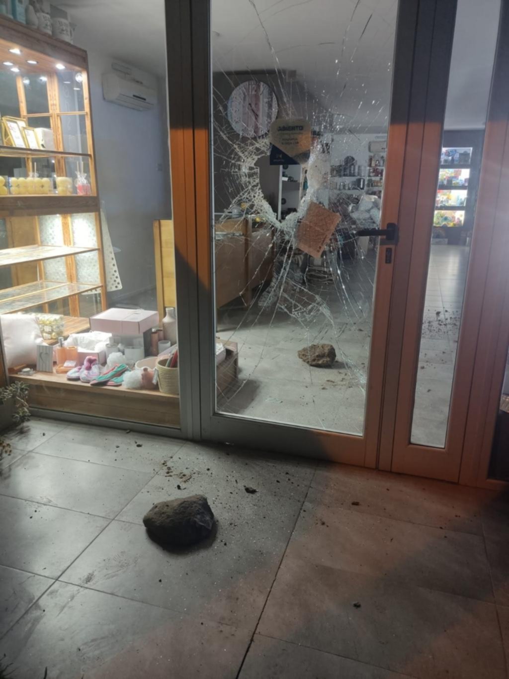 Explotaron el vidrio de un local para robar