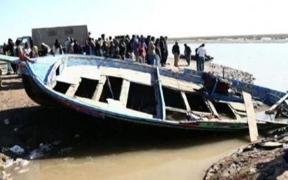 El naufragio de un barco y la caída de un micro de un puente dejó en Pakistán al menos 51 muertos