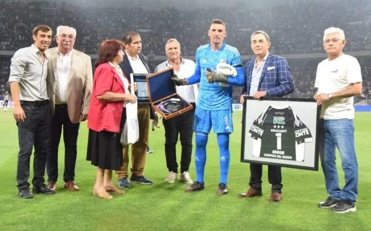 Un homenaje para el campeón: en la previa de Central Córdoba - River, hubo plaqueta para Armani