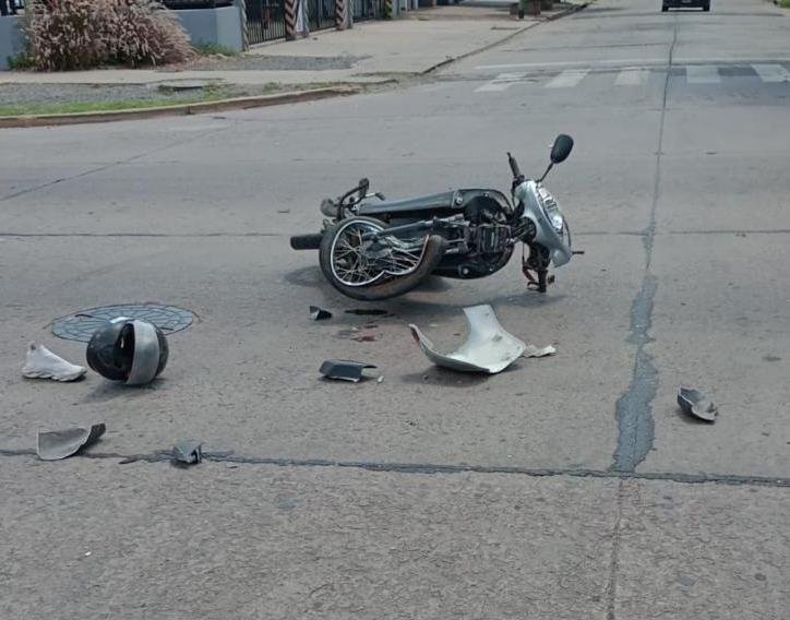 Joven motociclista resultó herido tras un violento accidente de tránsito