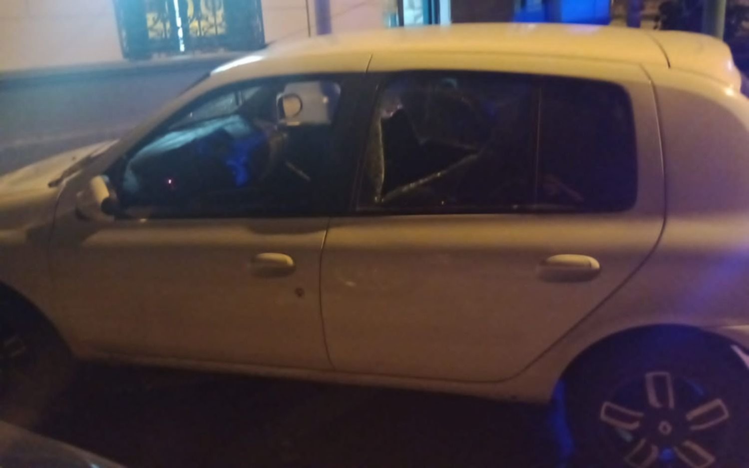 Discutieron en plena calle y le rompió el auto a mazazos 