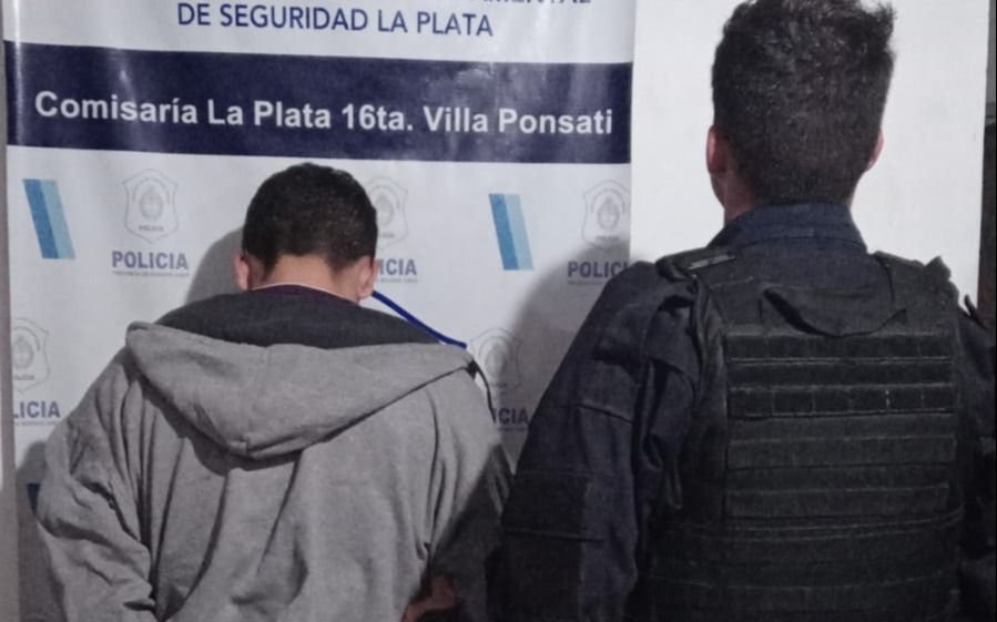 Menor conducía moto robada y fue aprehendido