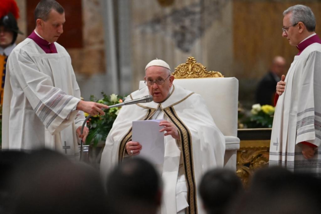 El Papa desplazó a un influyente cardenal e inicia su viaje a África