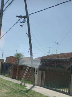 Piden reparación de un poste de luz en Berisso