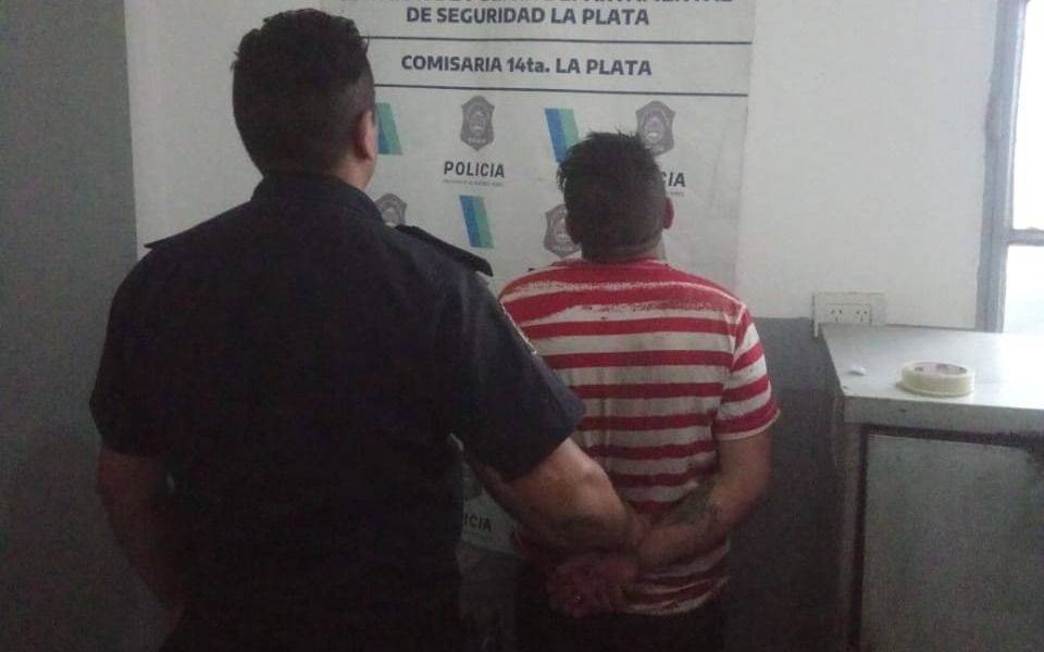 Matan a un nene de 14 años de un tiro en la cabeza en La Plata cuando volvía de ver la quema de un muñeco