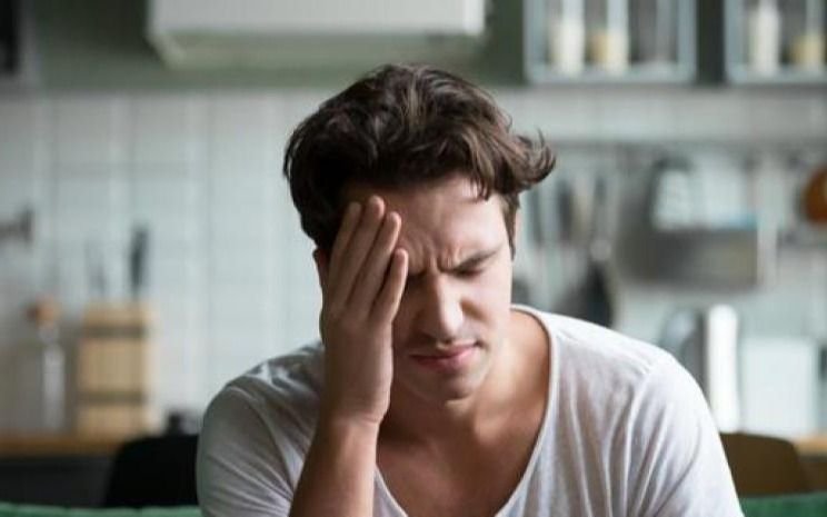 Agua, evitar el café y el "truco" infalible: claves para aliviar la resaca de las Fiestas