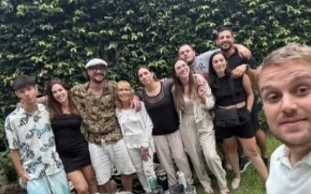 Va en serio: Daniela Ballester y Daniel Osvaldo celebrando el 1 de enero con amigos y familiares