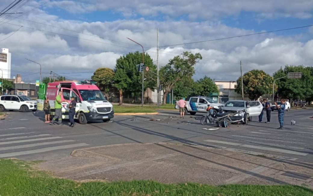 Triple choque en La Plata: una motociclista debió ser hospitalizada