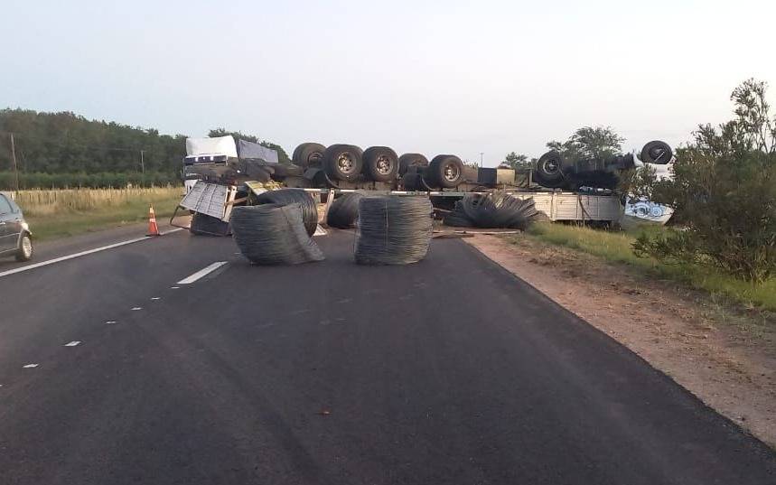  Ruta 2: demoras hacia la Costa por el vuelco de un camión que transportaba bobinas de alambre     
