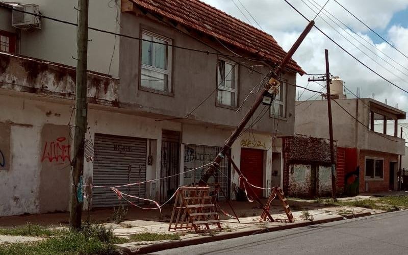 Reparan un poste inclinado en 22 entre 76 y 77