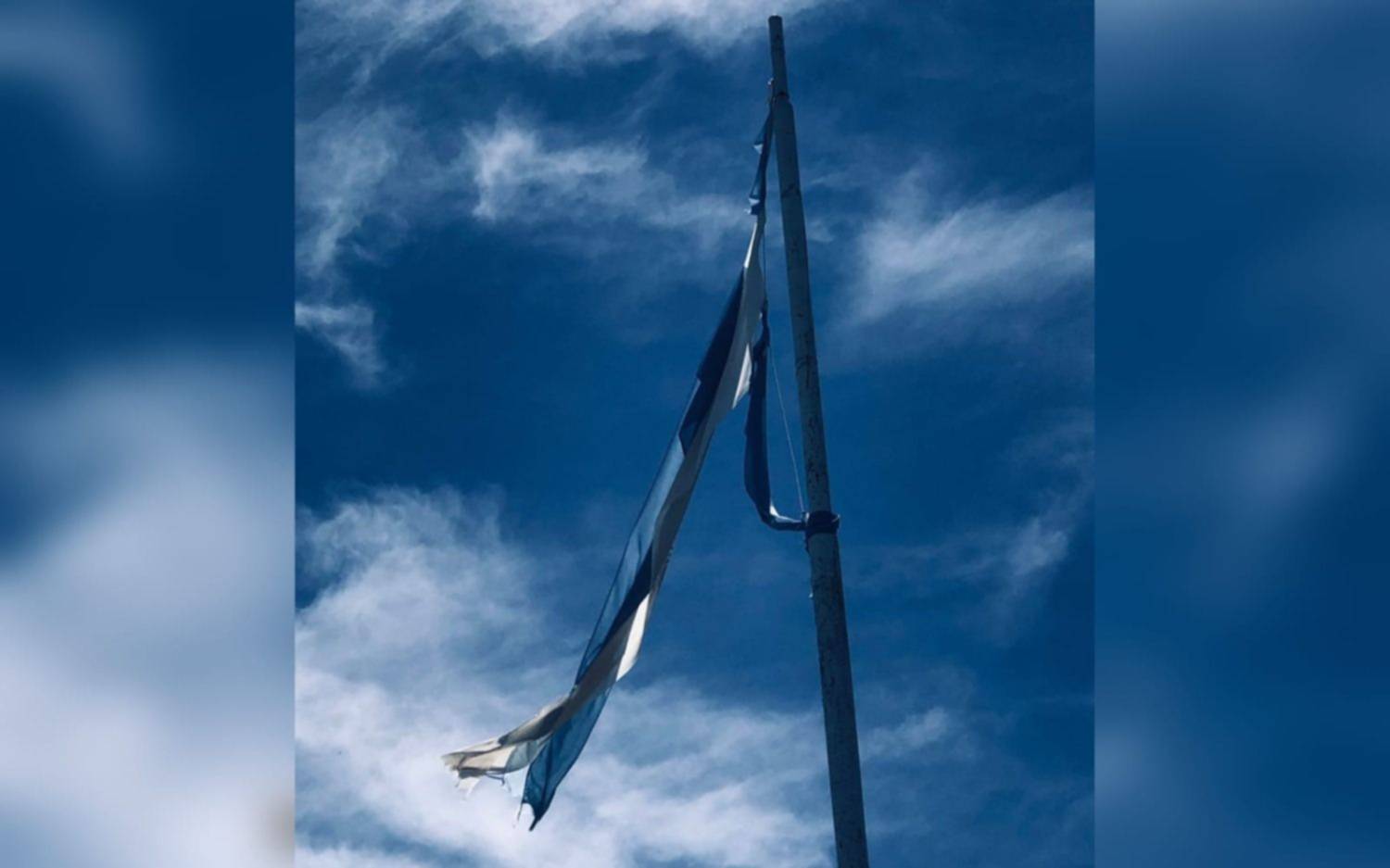 Reclaman por una bandera argentina rota en el mástil de Plaza San Martín de City Bell