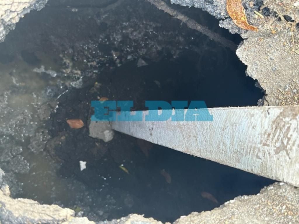 Alertan por peligroso socavón a metros de la esquina de 16 y 58
