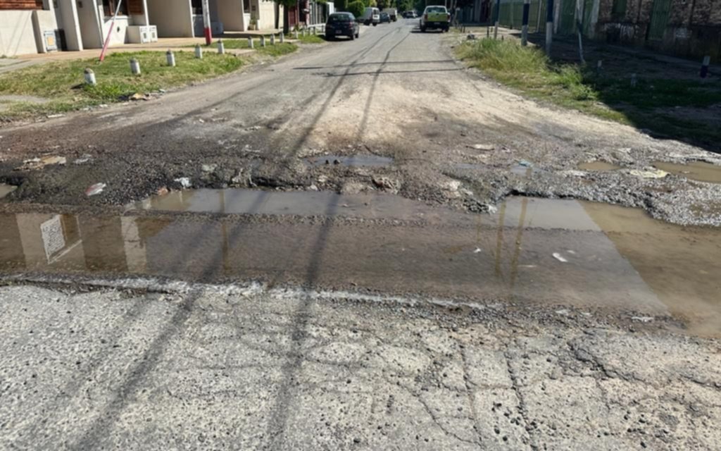 Intransitable: tremendo desborde y "cráteres" en una calle de Los Hornos