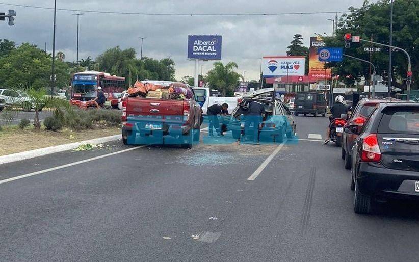 Un choque entre un auto y una camioneta complicó el tránsito en Camino Centenario