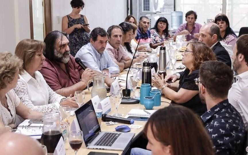 Paritaria: los pedidos de aumento que mañana pondrán en la mesa estatales y docentes bonaerenses