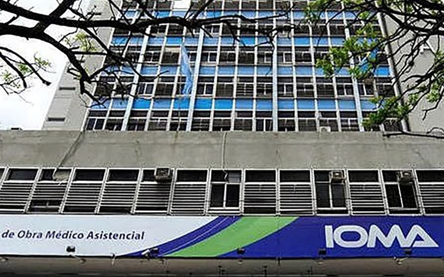 Denuncian quita de cobertura a residentes de centro de rehabilitación y marchan a IOMA en La Plata